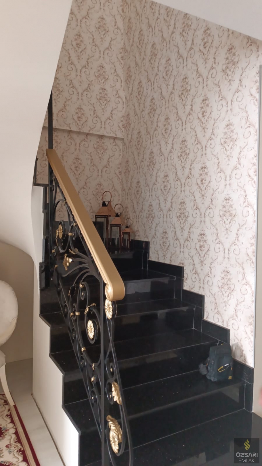 BORNOVA İNÖNÜ MAH. 5 KATLI SATILIK BİNA