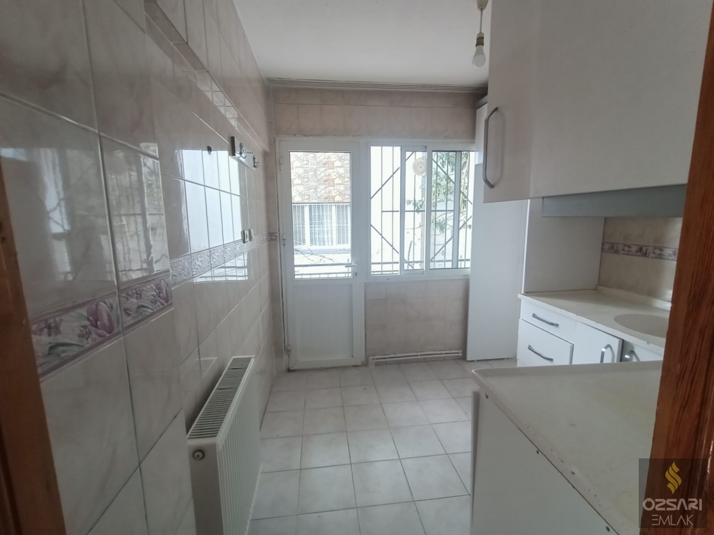 BORNOVA İNÖNÜ MAHALLESİNDE 3+1 DOĞALGAZLI KİRALIK DAİRE
