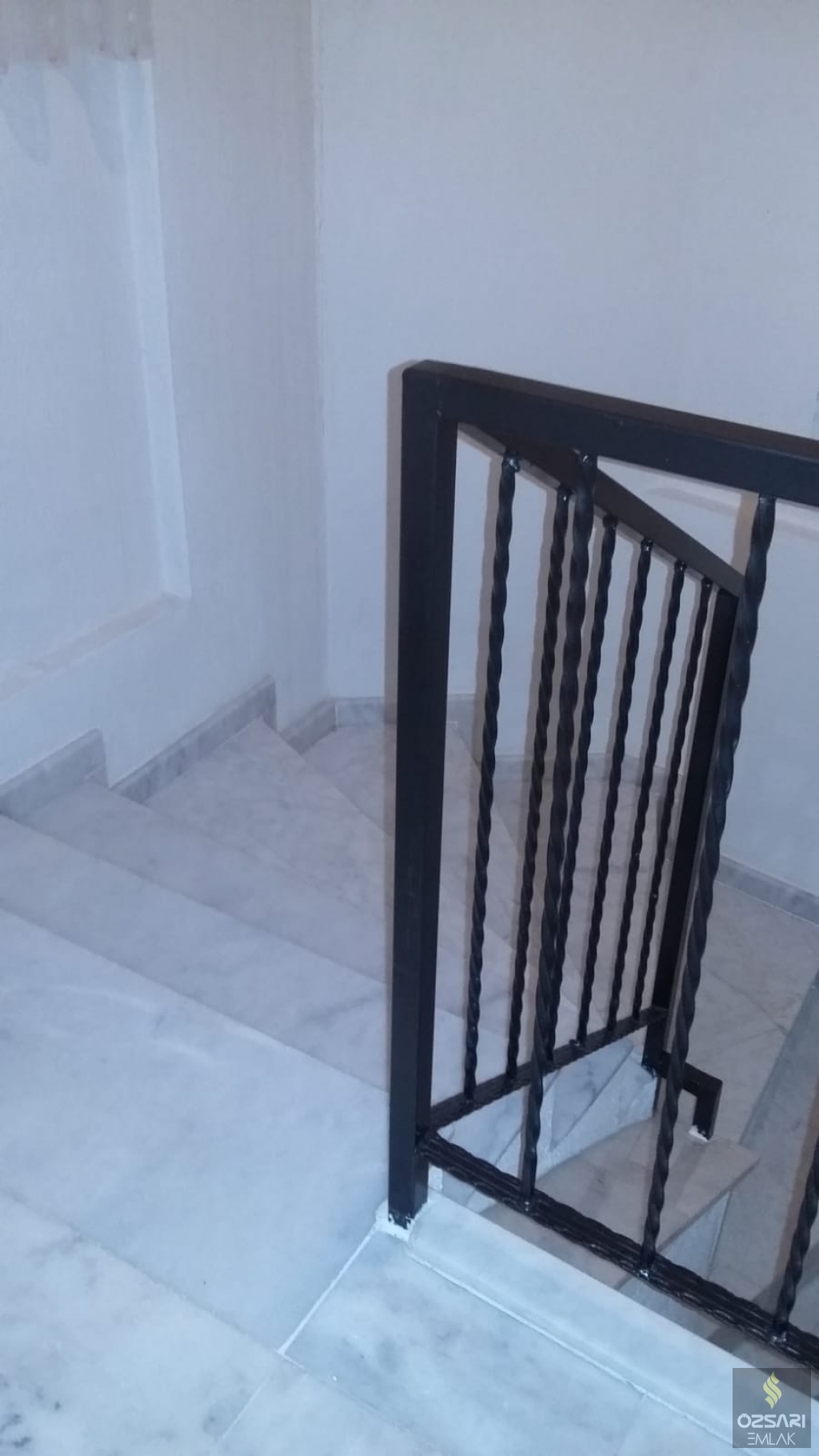 Bornova İnönü mahallesinde köşe 4cephe özel yapım komple satılık bina