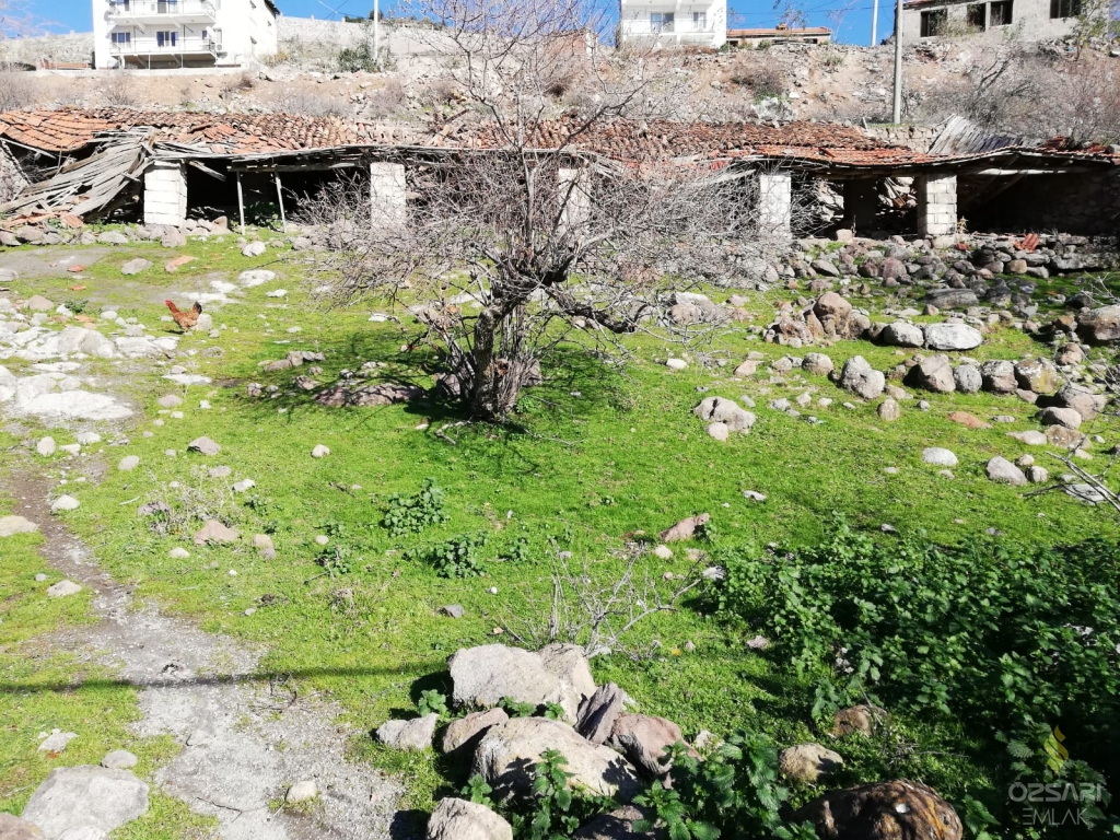 BORNOVA LAKA KÖYÜ SATILIK ARAZİ