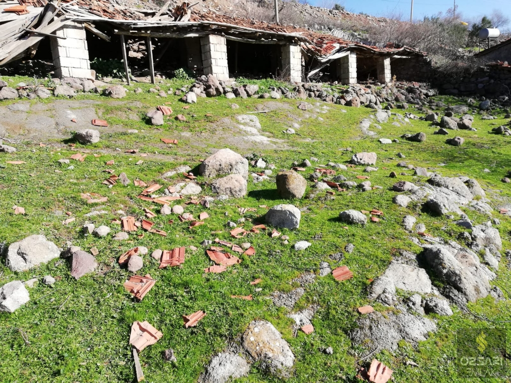 BORNOVA LAKA KÖYÜ SATILIK ARAZİ