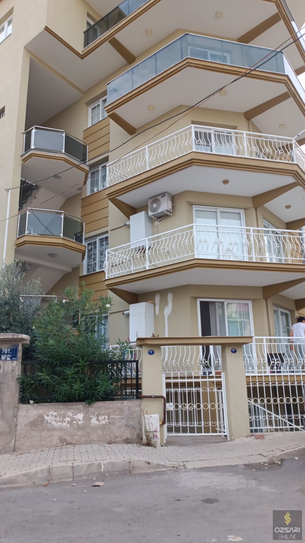 BORNOVA İNÖNÜ MAH. 5 KATLI SATILIK BİNA