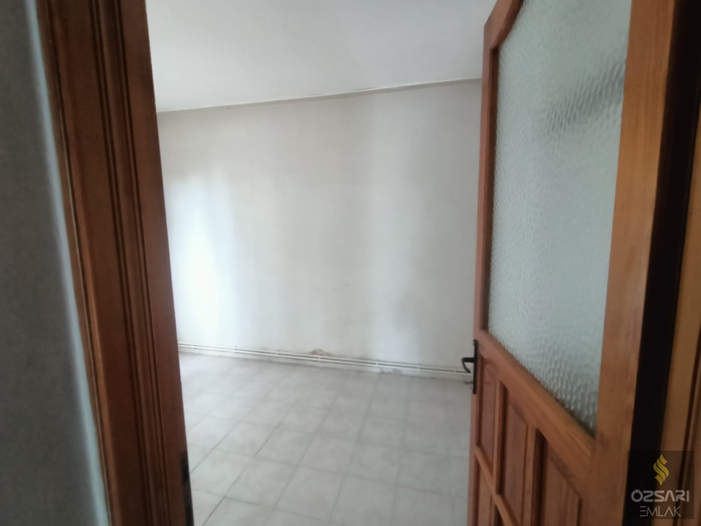 BORNOVA İNÖNÜ MAHALLESİNDE 3+1 DOĞALGAZLI KİRALIK DAİRE