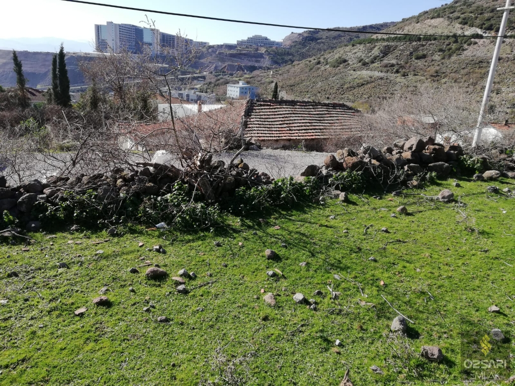 BORNOVA LAKA KÖYÜ SATILIK ARAZİ