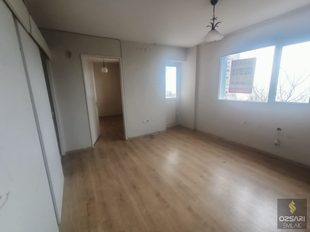 BORNOVA EVKA 4 2+1 GÜNEY CEPHE  KİRALIK DAİRE