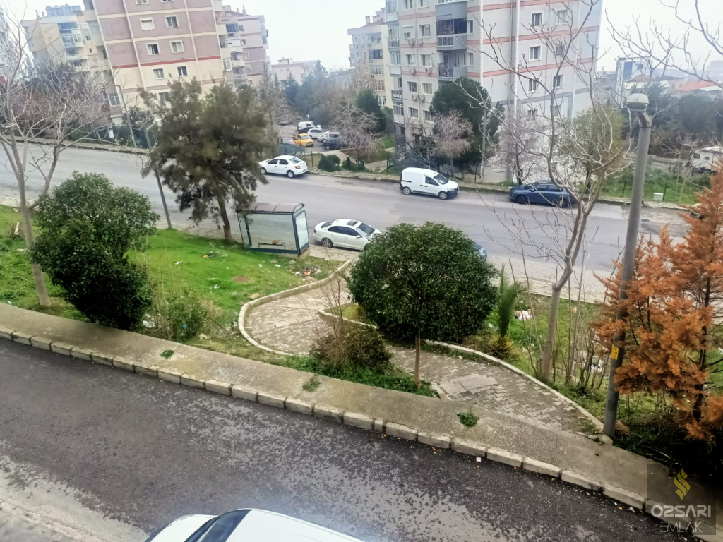 BORNOVA EVKA 4 2+1 GÜNEY CEPHE  KİRALIK DAİRE