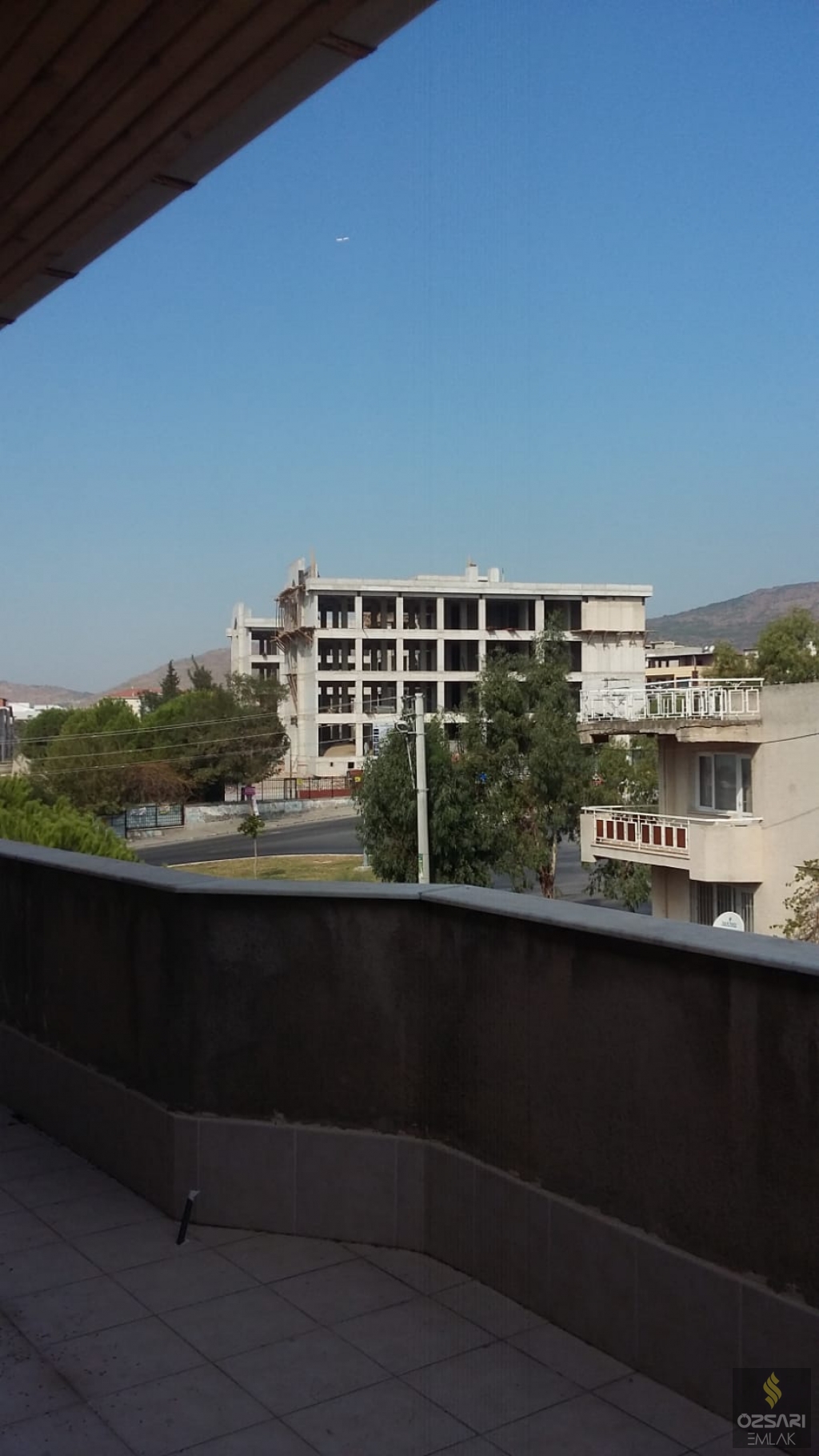 Bornova İnönü mahallesinde köşe 4cephe özel yapım komple satılık bina