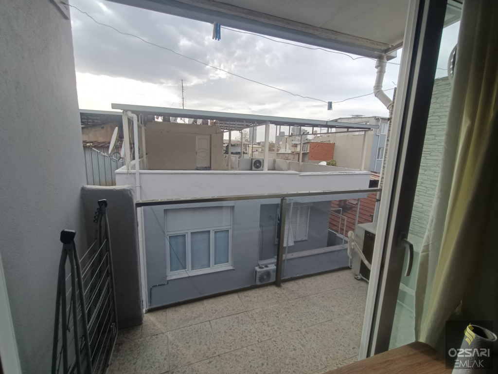 BORNOVA ÇAMDİBİ YILDIRIM BEYAZITTA SATILIK FERAH YAPILI 2+1 SATILIK KUPON DAİRE