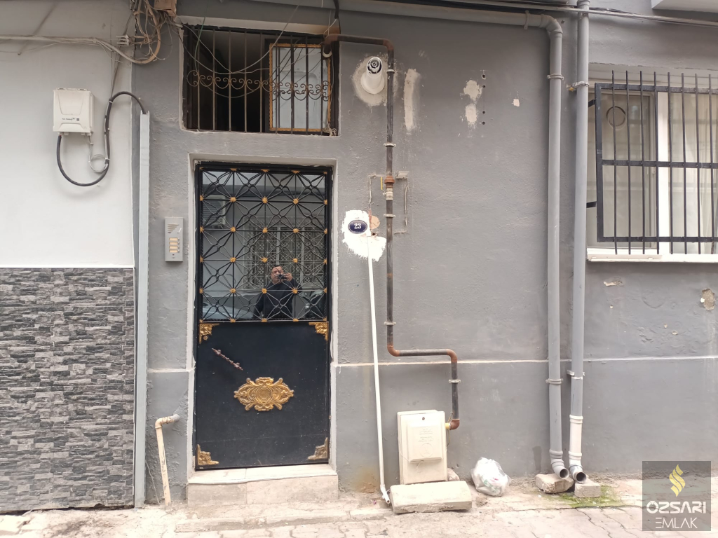 BORNOVA ÇAMDİBİ YILDIRIM BEYAZITTA SATILIK FERAH YAPILI 2+1 SATILIK KUPON DAİRE