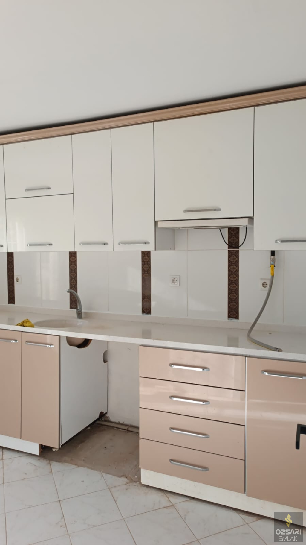 Bornova Atatürk mah. 3+1 doğalgazlı kiralik bahçe katı Daire