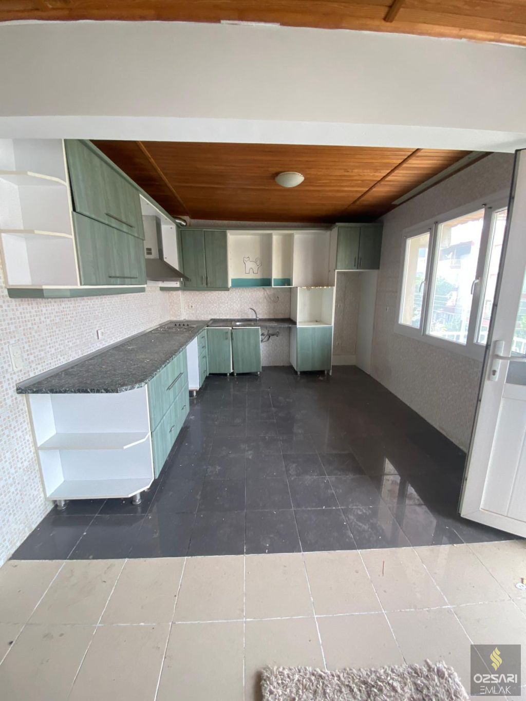 Bornova İnönü Mah. 4katlı 4daireli Komple Satılık Bina