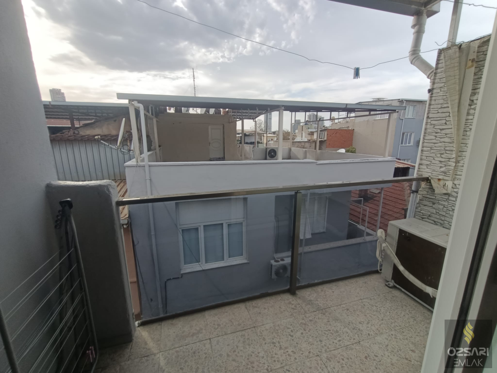 BORNOVA ÇAMDİBİ YILDIRIM BEYAZITTA SATILIK FERAH YAPILI 2+1 SATILIK KUPON DAİRE