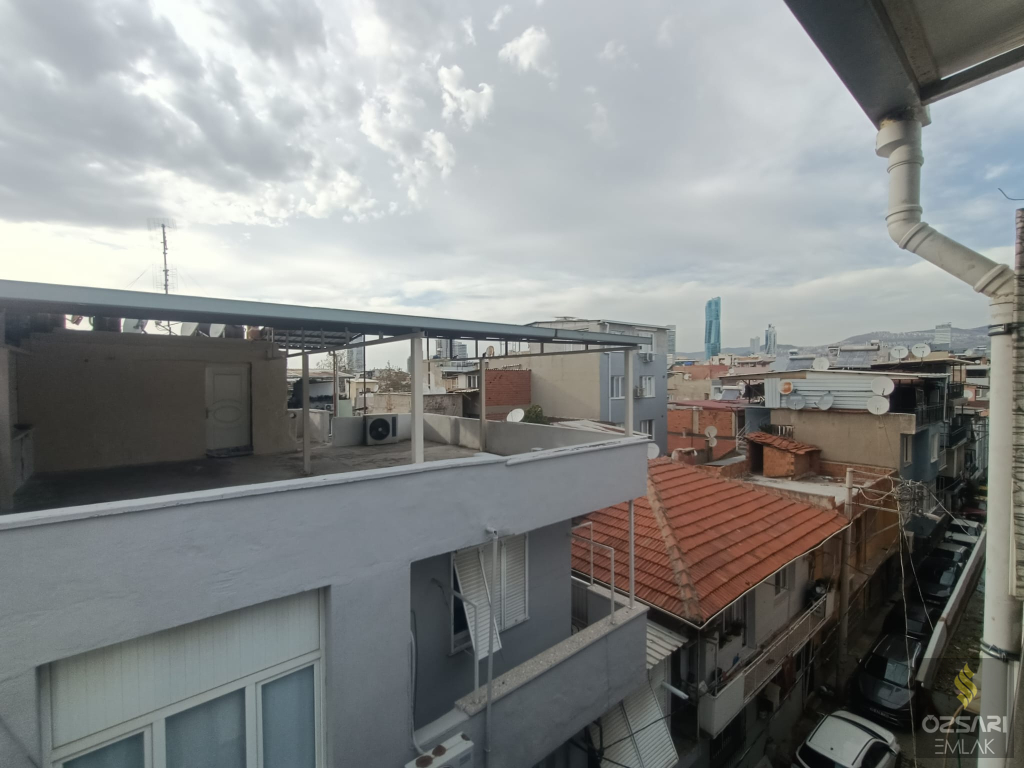 BORNOVA ÇAMDİBİ YILDIRIM BEYAZITTA SATILIK FERAH YAPILI 2+1 SATILIK KUPON DAİRE