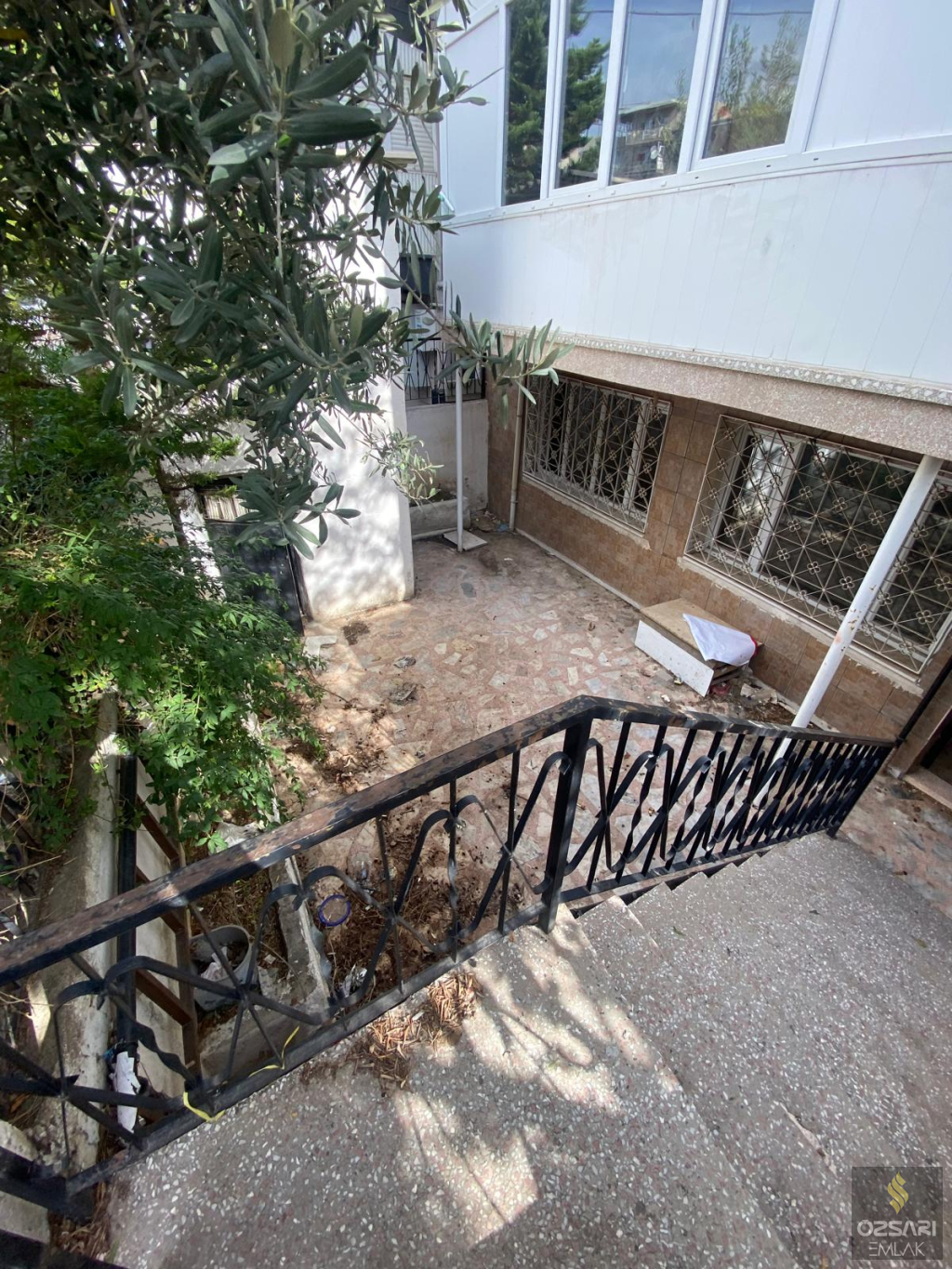 Bornova İnönü Mah. 4katlı 4daireli Komple Satılık Bina